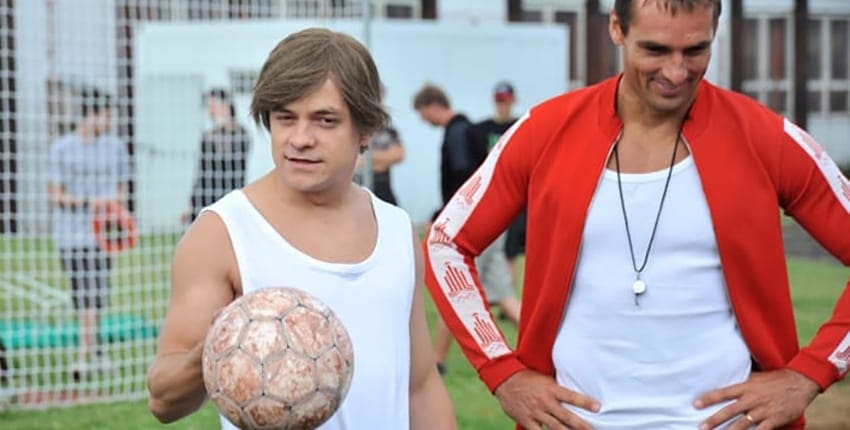 Probudím se včera – recenze