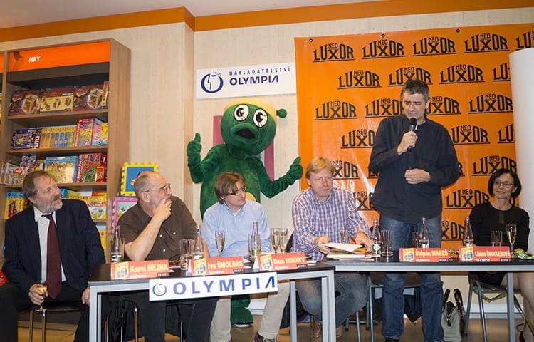 Nejen šampaňským, ale i sprškou střepů byla pokřtěna kniha Zelený Raoul