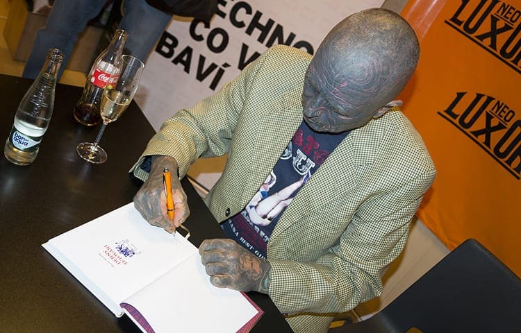 Při křtu knihy Dějiny tetování tekla krev