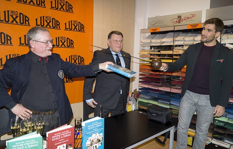 David Svoboda se chopil kordu a pasoval Historii evropských duelů a šermu do čtenářského stavu