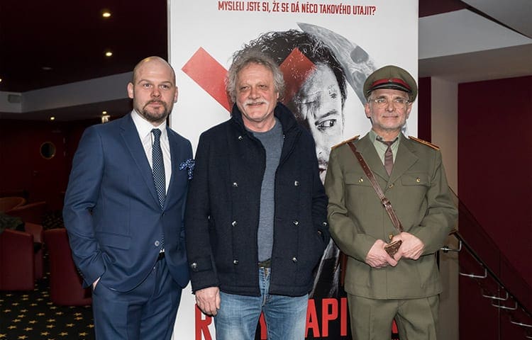 Oldřich Kaiser v uniformě SNB, polská hvězda Maciej Stuhr i celá tvůrčí a herecká delegace slavnostně představili film Rudý kapitán