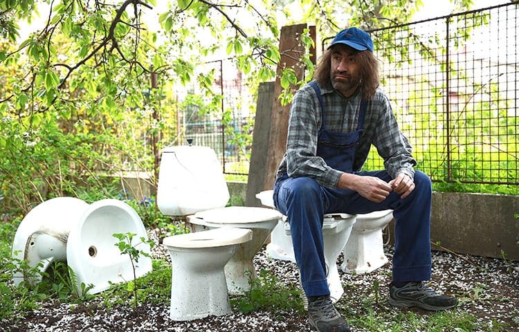 Instalatér z Tuchlovic Jakub Kohák spravuje záchod a hovoří s dívkou