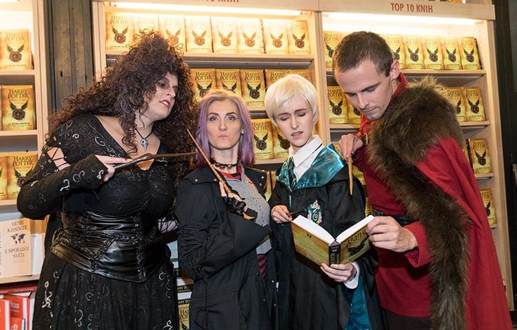 Cesta knihy Harry Potter a prokleté dítě k českým čtenářům odstartovala půlnočním prodejem