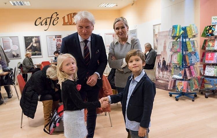 Knihu Dědečku, už chodím do školy pokřtila Viktorka s Theodorem a Bárou Basikovou