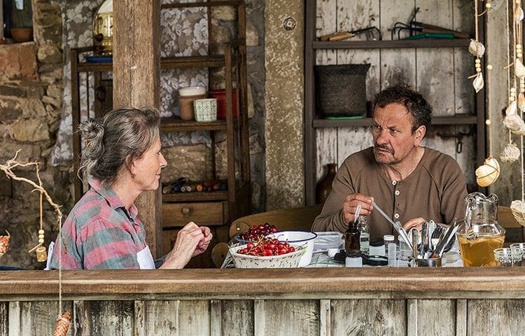 Přes kosti mrtvých / Pokot – recenze