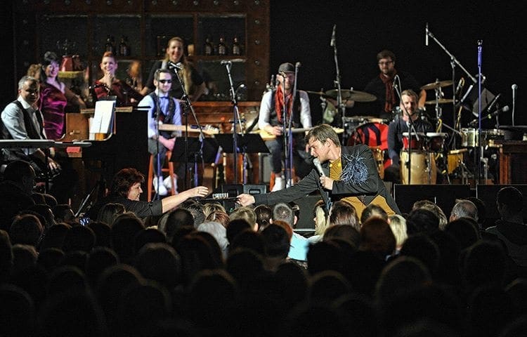 Herec a zpěvák Vojtěch Dyk a kapela B-SIDE BAND koncertují napříč Českou republikou