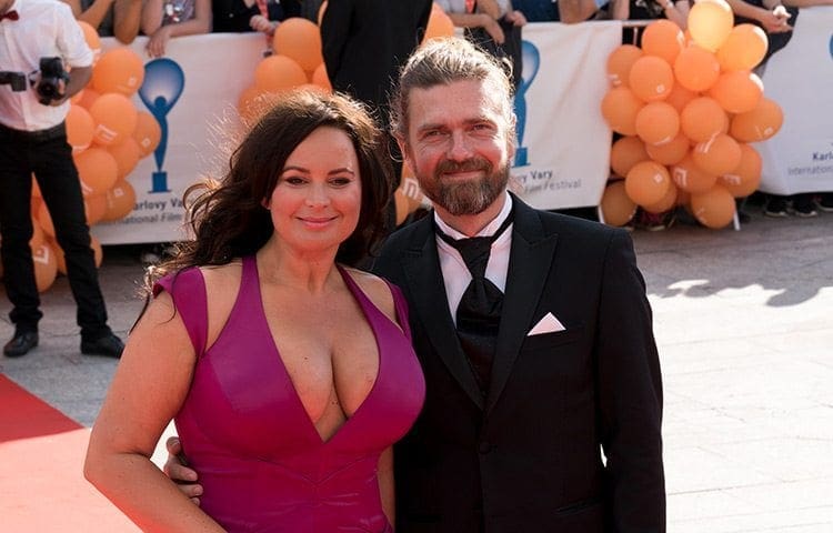 Hvězdy zářily na červeném koberci 52. MFF Karlovy Vary před hotelem Thermal