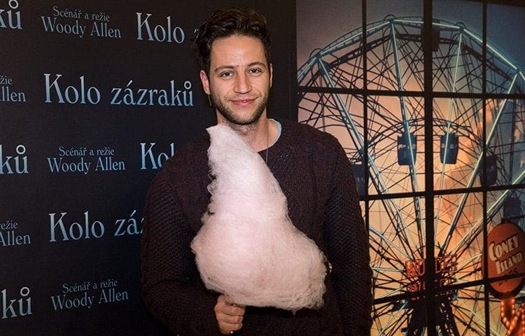 Na premiéře filmu Woodyho Allena Kolo zázraků si hosté pochutnávali na cukrové vatě