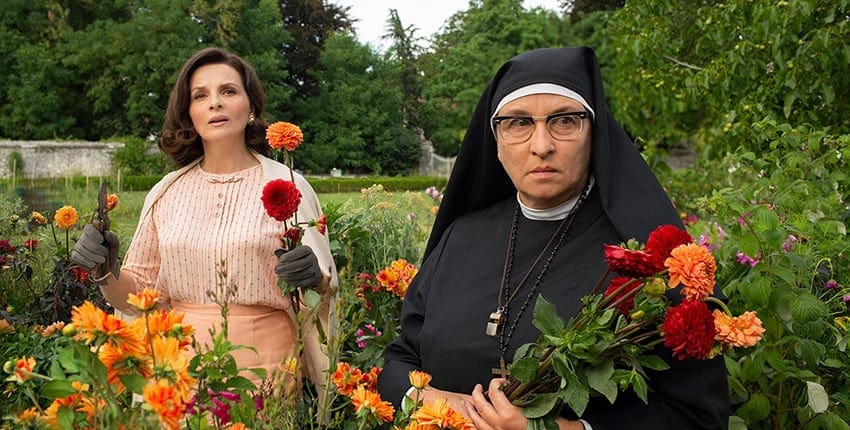 Recenze: Jak býti dobrou ženou si pohrává se stereotypy. Emancipace se stane jedním z nich