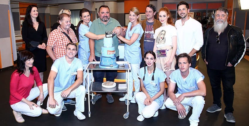 Začátek natáčení seriálu Sestřičky Modrý kód byl oslazen tematickým dortem