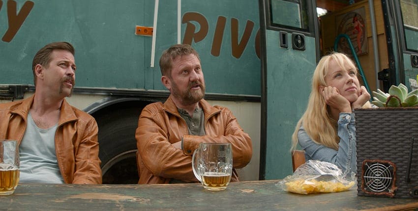 Podívejte se do zákulisí natáčení komedie Štěstí je krásná věc s Petrou Hřebíčkovou a Karlem Zimou