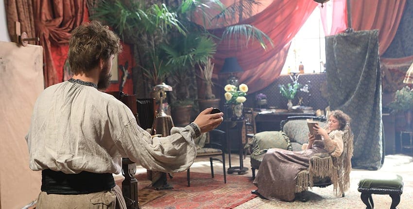 Recenze: Svět podle Muchy odkrývá příběh, který smrtí umělce neskončil