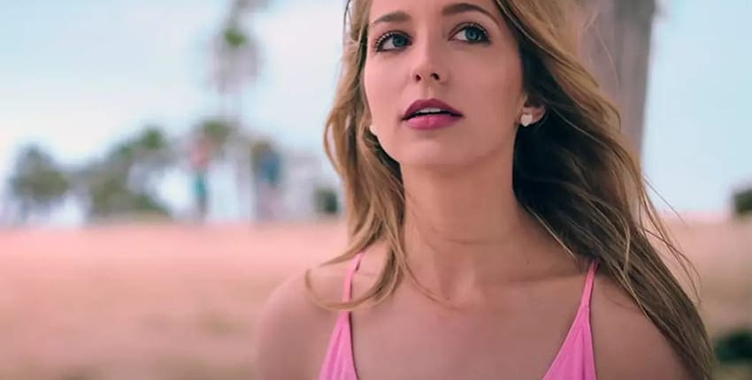 Recenze: Dívka z údolí je uječený rádoby romantický muzikál se špatně provedeným plytkým a kostrbatým příběhem