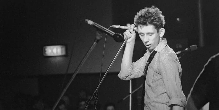 Recenze Hrnec zlaťáků: Pár drinků se Shanem MacGowanem – Dokument o slavném zpěvákovi zdlouhavě vypráví zajímavý příběh, doplněný o hravé animace