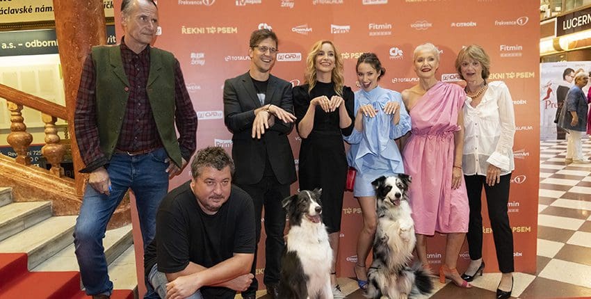 Slavnostní premiéru Řekni to psem zdobili psí herci Scotty a Charlie