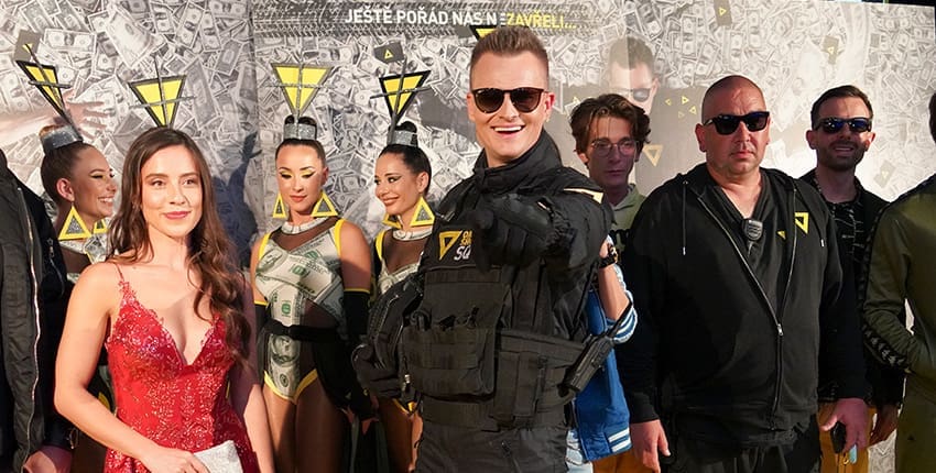 Kazma uvedl svůj film ONEMANSHOW: The Movie a během premiéry opět rozhazoval dolarovky