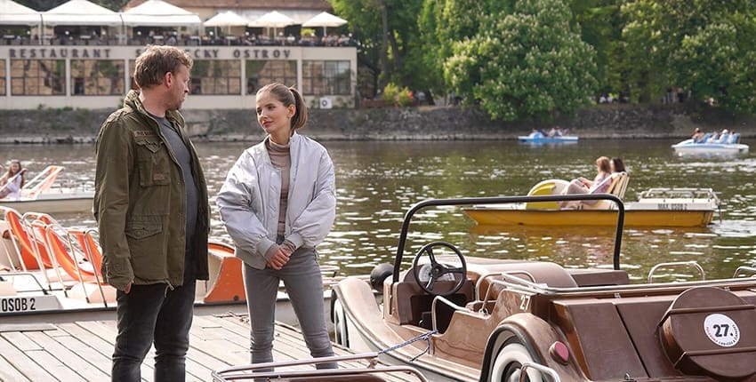 Padla poslední klapka druhé série seriálu Dvojka na zabití se Sarou Sandevou a Jakubem Prachařem