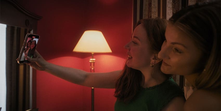 Šimon Holý natočil během karlovarského festivalu svůj třetí film Hello, Welcome