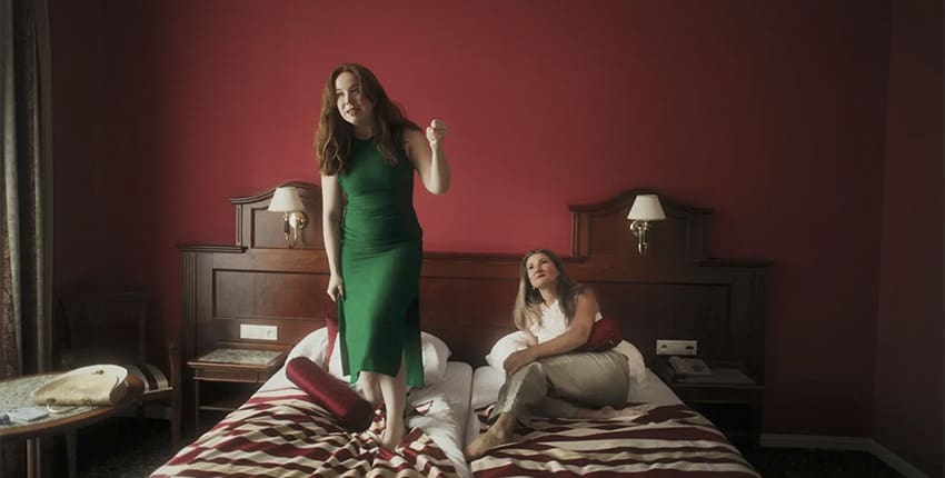 Recenze: Hello, Welcome poodkrývá realitu za úsměvy na sociálních sítích