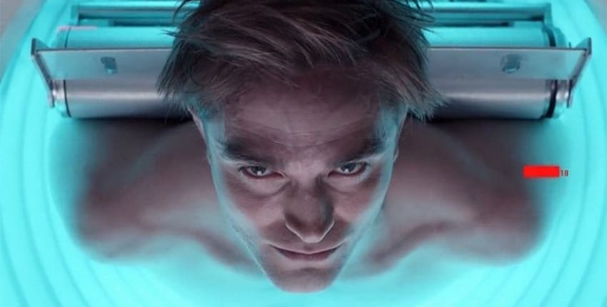 V traileru Mickey 17 se představí Robert Pattinson znovu, znovu, znovu a znovu