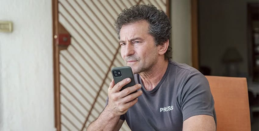 Recenze: Výjimečný stav je černá komedie o dezinformacích, která se tváří přehnaně praštěně, ale na konci vám z ní zamrazí