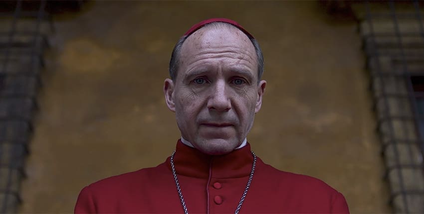 Recenze: Konkláve je důmyslný thriller převlečený za náboženskou detektivku