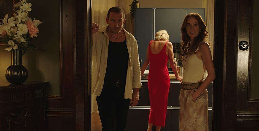 Trailer k filmu V dobrém i zlém ukazuje sousedské setkání Langmajera, Hřebíčkové, Hofmanna a Pauhofové, které se trochu zvrtne