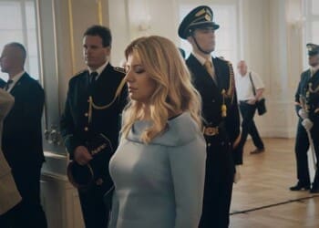 Recenze Prezidentka: Dokument ukazuje pracovní život Zuzany Čaputové, ale dál diváky nepustí