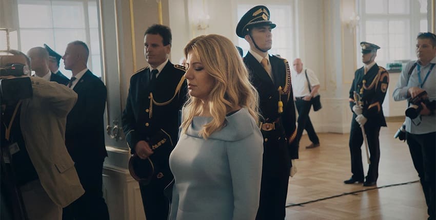 Recenze Prezidentka: Dokument ukazuje pracovní život Zuzany Čaputové, ale dál diváky nepustí