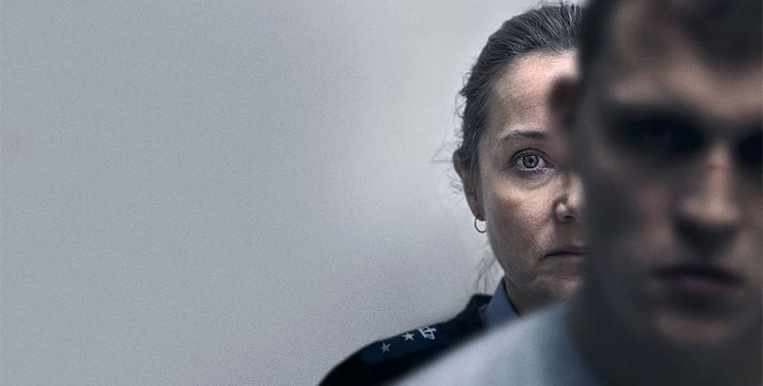 Recenze: Dozorkyně je dusivým snímkem o zármutku a pomstě