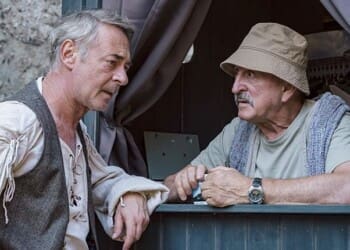 Recenze Léto s Evženem: Když český humor táboří pod hradem