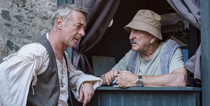 Recenze Léto s Evženem: Když český humor táboří pod hradem