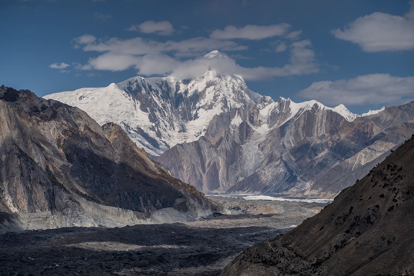 Za oponou velehor (2025)