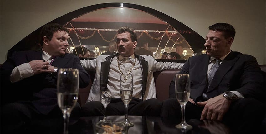 Recenze: ČERNÁK je velmi zábavný, ale úsměv nám ztuhne, protože tyhle příběhy se skutečně dějí