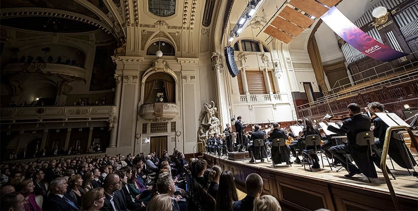 Známé hudební motivy z řady českých filmů a večerníčků přinese koncert Mistři filmové hudby