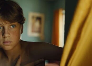 Recenze Mladá srdce: Film o coming outu výstižně ukazuje pocity při první zamilovanosti, ale kazí ho nerealistický závěr