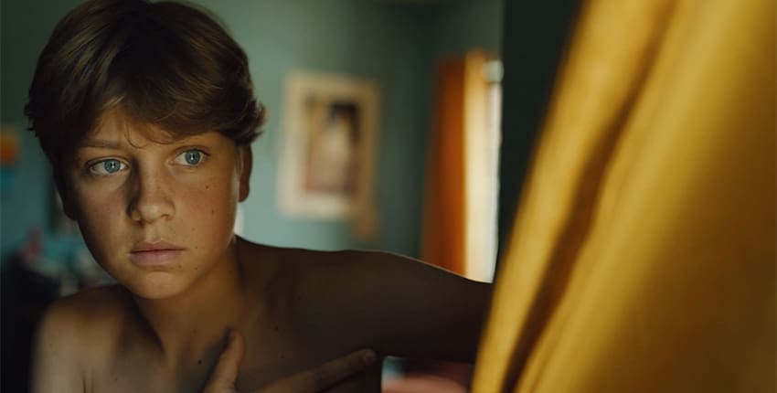 Recenze Mladá srdce: Film o coming outu výstižně ukazuje pocity při první zamilovanosti, ale kazí ho nerealistický závěr