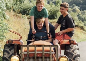 Recenze: Ty krávo! nás provede velmi bolestivým dospíváním osiřelého venkovského kluka