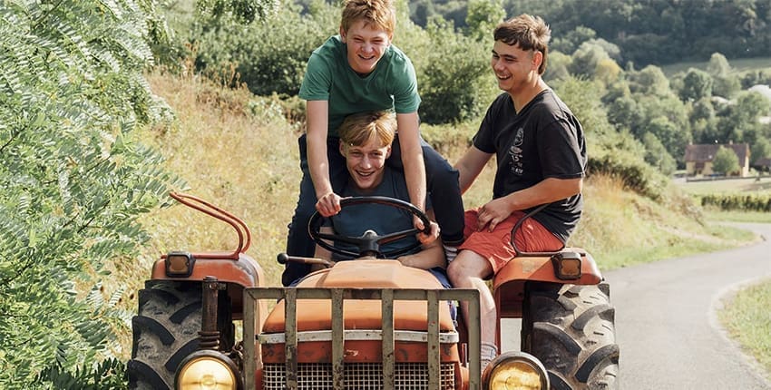 Recenze: Ty krávo! nás provede velmi bolestivým dospíváním osiřelého venkovského kluka