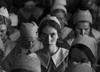 Na Oscara nominovaný film Dívka s jehlicí se prezentuje trailerem