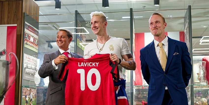 Trailer Vyšehrad Dvje hlásí návrat fotbalové laviny Laviho s tváří Jakuba Štáfka