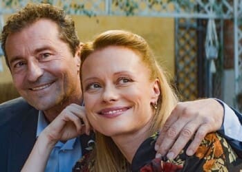 Recenze Moře na dvoře: Předností této nostalgické jízdy jsou herci, ale přílišná laskavost ve snímku začne diváka po chvíli nudit