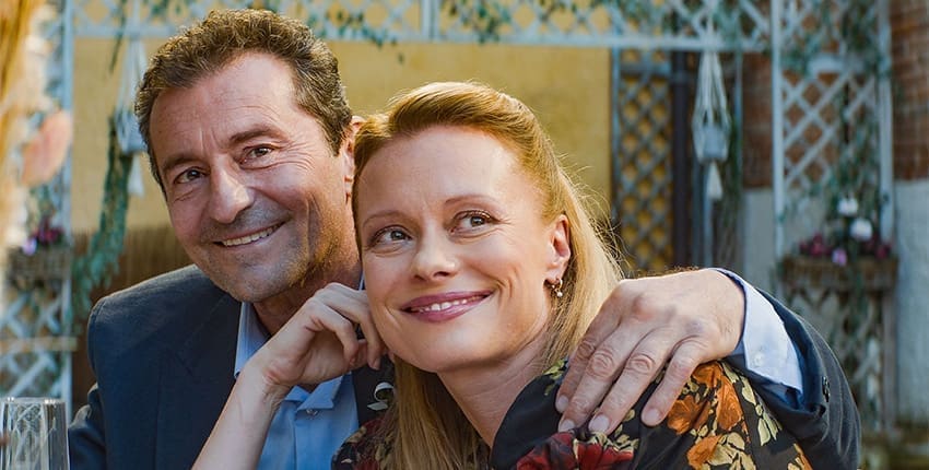 Recenze Moře na dvoře: Předností této nostalgické jízdy jsou herci, ale přílišná laskavost ve snímku začne diváka po chvíli nudit