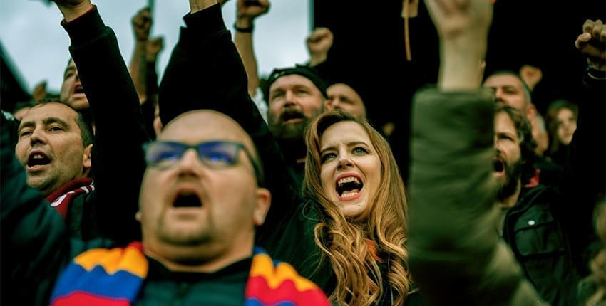 Nová komedie Petra Kolečka Kouzlo derby s Jitkou Čvančarovou, Jiřím Langmajerem či Petrem Uhlíkem se představuje krátkou ukázkou