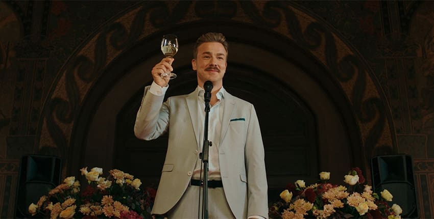 Recenze: Páv má nejasného hlavního hrdinu, který nás ale fascinuje a baví