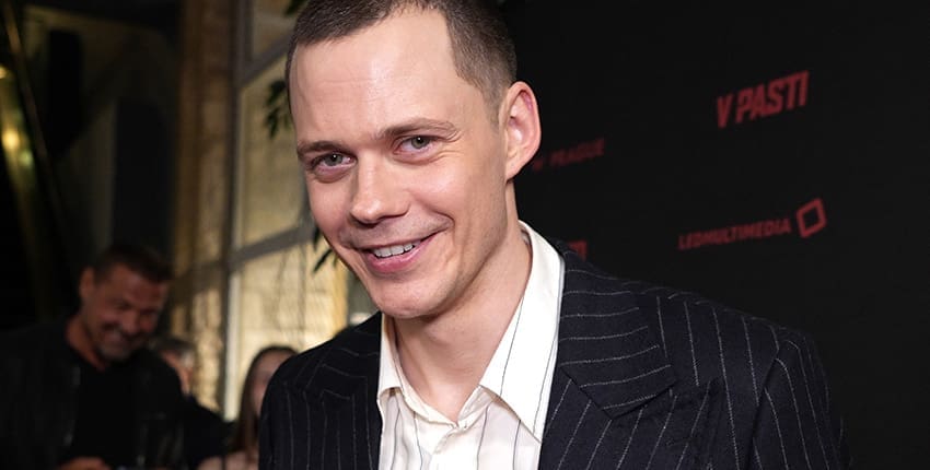Bill Skarsgård uvedl v Praze film V pasti, promluvil o natáčení a výběru rolí