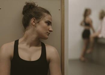 Recenze Julie mlčí: Hlavní hrdinka stále mlčí, ale tím diváka poněkud mučí