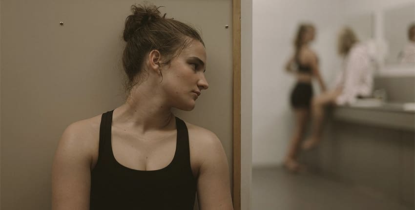 Recenze Julie mlčí: Hlavní hrdinka stále mlčí, ale tím diváka poněkud mučí