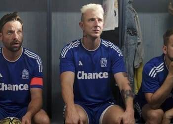 Recenze Vyšehrad Dvje: Jak se z fotbalového dementa stal sentimentální čutálista a svět se kvůli tomu nezhroutil