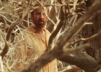 Recenze: The Surfer je o osamělém muži a pláži, která kdysi něco znamenala